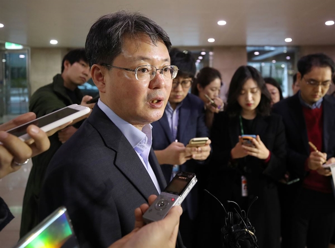 윤면식 한국은행 부총재가 31일 오전 서울 중구 한국은행에서 열린 ‘미국 연방공개시장위원회(FOMC) 결과 관련 상황점검회의’를 마친 뒤 취재진의 질문에 답하고 있다. 연합뉴스