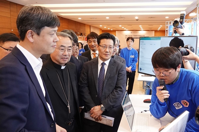 30일 오후 서울성모병원 대강당에서 열린 ‘CMC 디지털 트랜스포메이션 비전 선포식’에 학교법인 가톨릭학원 손희송 주교(가운데)와 내빈들이 Voice EMR 시연을 참관하고 있다. 서울성모병원 제공