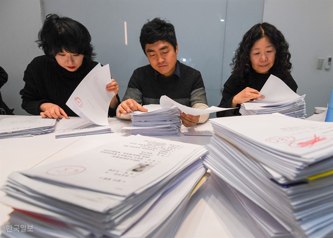 [저작권 한국일보] 2019 한국일보 신춘문예 시 부문 심사위원인 김민정(왼쪽부터)·서효인·황인숙 시인이 지난해 12월 서울 세종대로 한국일보에서 응모작을 두고 의견을 나누고 있다. 류효진 기자