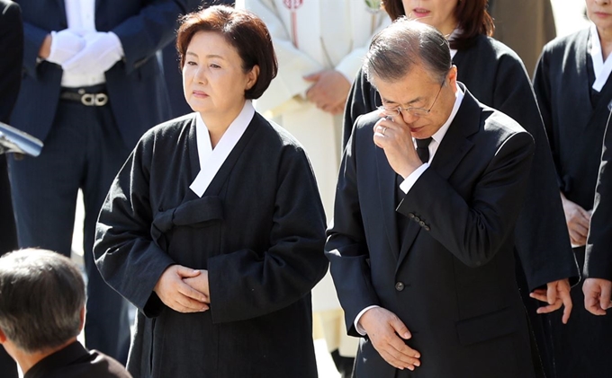 문재인 대통령이 31일 오전 부산 남천성당에서 모친 고 강한옥 여사의 운구행렬 중 눈물을 닦고 있다. 왼쪽은 김정숙 여사. 청와대사진기자단