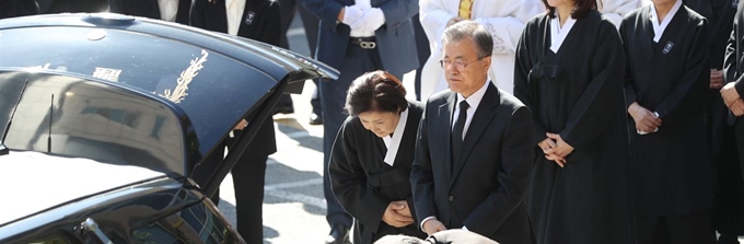 1[고강한옥여사 발인미사를 마치고9] 문재인 대통령과 김정숙 여사가 31일 오전 부산 남천성당에서 문 대통령의 모친 고 강한옥 여사 운구를 지켜보고 있다. 청와대사진기자단