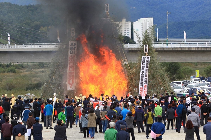 지난달 10일 강원 양양군 남대천 둔치에서 열린 설악산오색케이블카 환경영향평가 부동의 환경부 규탄 범도민 궐기대회에 참석한 양양군민들이 화형식을 하고 있다. 연합뉴스