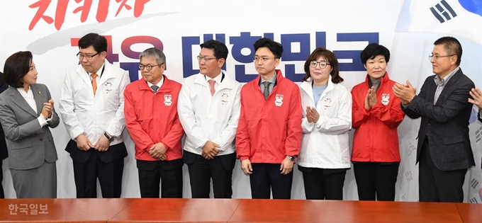 자유한국당 황교안 대표와 나경원 원내대표가 31일 국회에서 열린 ‘제1차 영입 인재 환영식’에서 박수를 치고 있다. 왼쪽부터 나 원내대표, 윤창현 서울시립대 경영학부 교수, 김용하 순천향대 IT금융학과 교수, 김성원 전 두산중공업 부사장, 백경훈 ‘청년이 여는 미래’ 공동대표, 양금희 여성유권자연맹 회장, 이진숙 전 대전MBC 사장, 황 대표. /오대근기자