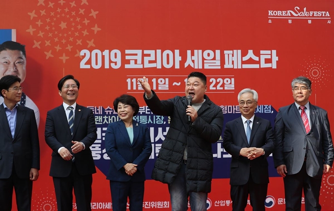 2019 코리아세일페스타 개막을 하루 앞둔 31일 오전 서울 중구 명동예술극장 앞에서 홍보모델인 방송인 강호동(왼쪽 네번째)이 인사말을 하고 있다. 코리아세일페스타는 11월1~22일 전국적으로 유통·제조·서비스 업체별 특색 있는 할인행사를 추진할 예정이다. 연합뉴스