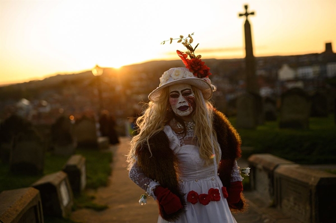 27일(현지시간) 영국 휘트비에서 열린 연 2회 축제 '휘트비 고스 위켄드'(Whitby Goth Weekend)에서 분장한 한 참가자가 사진 촬영을 위해 포즈를 취하고 있다. 고스는 70년대 영국에서 기성세대에 저항하며 나타난 집단이자 록 음악의 한 형태다. 연합뉴스