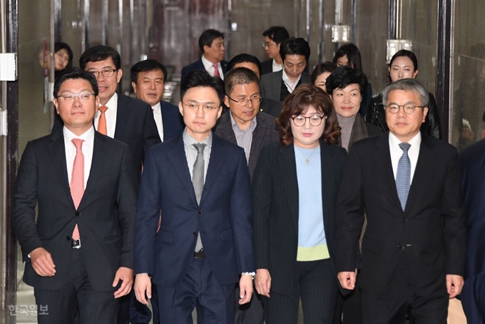 자유한국당 황교안 대표와 영입 인사들이 31일 국회에서 열린 영입인재 환영식에 입장하고 있다. 오대근기자