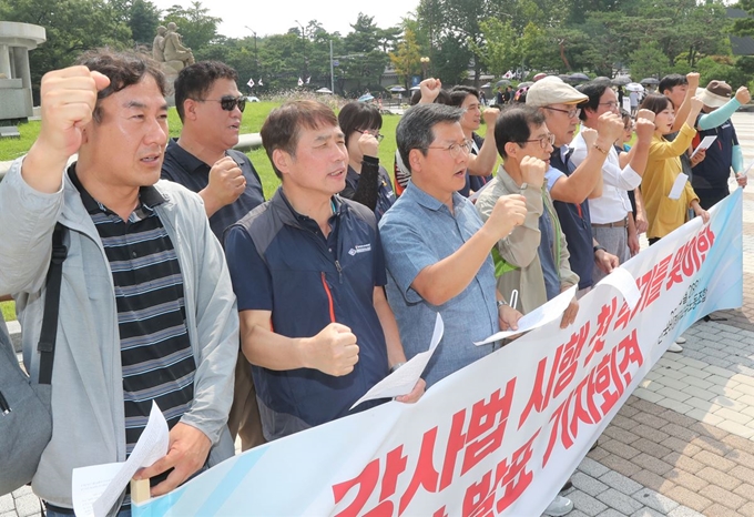 지난 8월 청와대 앞에서 한국비정규교수노동조합이 ‘강사법 시행 첫 학기를 맞이한 입장 발표 및 기자회견’을 열고 정부의 고용 안정 대책 마련을 촉구하고 있다. 연합뉴스