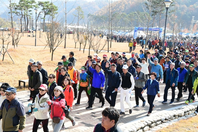 지난해 열린 김천 부항댐 전국가족걷기대회에서 시민들이 걷기 코스를 따라 걷고 있다. 김천시 제공