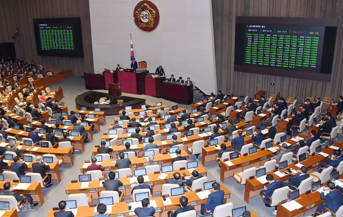 [저작권 한국일보] 31일 오후 국회 본회의장에서 법안들이 통과되고 있다. 오대근 기자