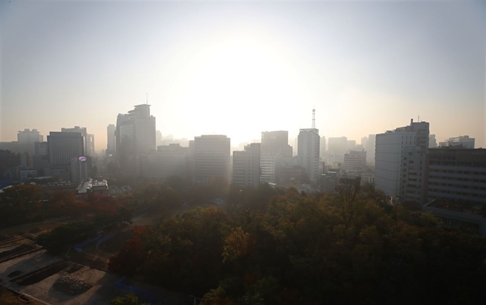 미세먼지 농도가 '나쁨' 수준을 보이는 1일 오전 서울 시내에 미세먼지가 가득하다. 연합뉴스