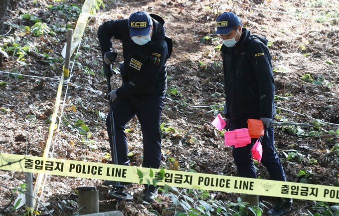 1일 오전 경기도 화성시 A공원에서 경찰이 화성연쇄살인사건의 피의자 이춘재(56)가 살해한 것으로 확인된 '화성 실종 초등생'의 유골을 수색하고 있다. 이춘재가 자백한 10건의 화성사건을 비롯해 모두 14건의 살인사건 가운데 하나인 이 사건은 1989년 7월 7일 낮 12시 30분께 화성 태안읍에서 김 양이 학교 수업을 마치고 귀가하던 중 실종된 것이다. 이번 발굴작업이 이뤄지는 A공원 일대는 김 양의 유류품이 발견된 야산이 있던 곳으로 이춘재가 유류품과 함께 김 양의 시신을 유기했다고 진술한 곳과는 100여ｍ가량 거리가 있다. 그러나 그가 지목한 곳은 현재 아파트가 들어서 있어 발굴작업이 불가능하다. 연합뉴스