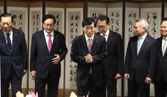 1일 오전 서울 중구 한국은행에서 열린 금융협의회에서 이주열(왼쪽에서 세 번째) 한국은행 총재가 참석 은행장들과 기념 촬영을 한 뒤 자리로 향하고 있다. 연합뉴스