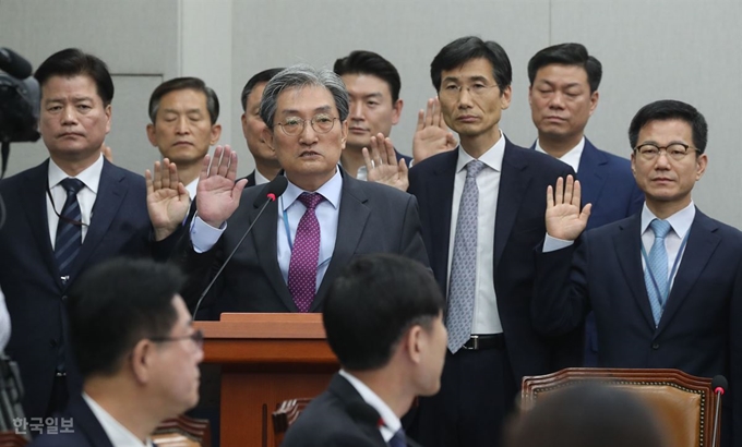 1일 오전 열린 국회 운영위원회의 대통령비서실, 국가안보실, 대통령경호처 등의 국정감사에서 노영민 대통령 비서실장이 선서하고 있다. 오대근기자