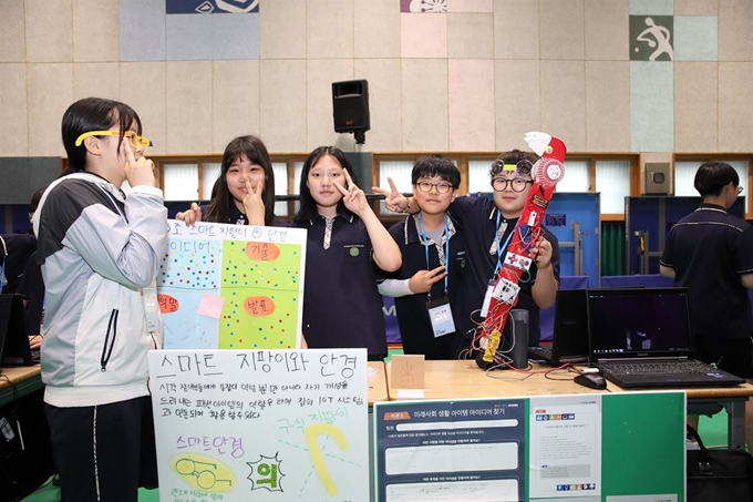 지난 6월 경기 부천 내동중학교에서 열린 삼성물산 ‘주니어 물산 아카데미 메이커 축제’에 참석한 학생들이 한 학기 동안 탐구한 내용을 소개하고 있다. 삼성물산 제공