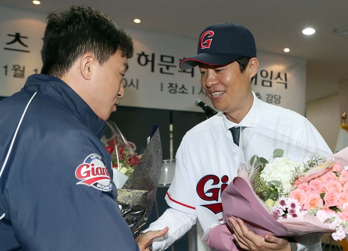 1일 부산 사직구장에서 프로야구 롯데 허문회 신임 감독이 선수를 대표한 손아섭으로부터 꽃다발을 받고 있다. 부산=연합뉴스