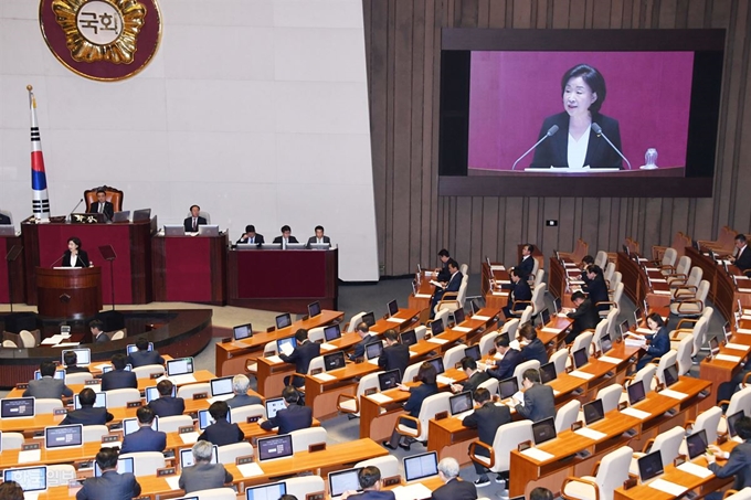 대한민국 국회의원의 급여는 세계 최고 수준이지만 일하는 경쟁력은 바닥권이다. 비리로 수감돼 의정활동을 안 해도, 국회 보이콧으로 상임위원회가 문을 닫아도 수당은 지급된다. 심상정 정의당 대표가 31일 국회 비교섭단체 대표연설에서 “국회의원 세비를 최저임금의 5배 이내로 제한하고 의원실 보좌진 수를 9명에서 5명으로 축소하자”고 제안하고 있다. 오대근기자