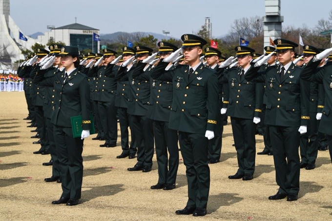 지난해 3월 6일 서울 태릉 육군사관학교에서 열린 제74기 육사 졸업 및 임관식에 참석한 졸업생도들이 경례를 하고 있다. 한국일보 자료사진