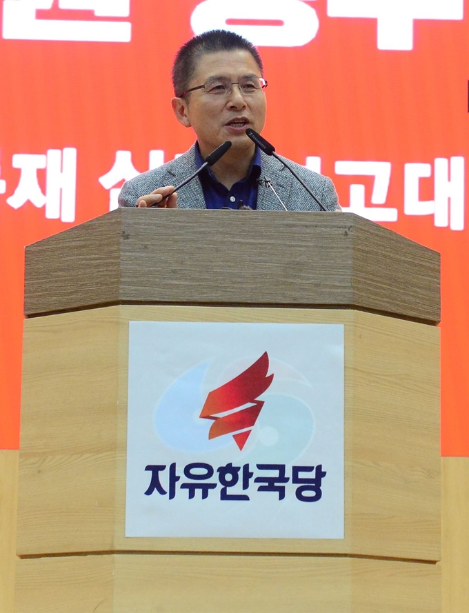 황교안 자유한국당 대표가 2일 오후 경남 창원시 마산합포구 대회의실에서 열린 '좌파독재 실정 보고대회'에 참석해 발언하고 있다. 창원=뉴스1