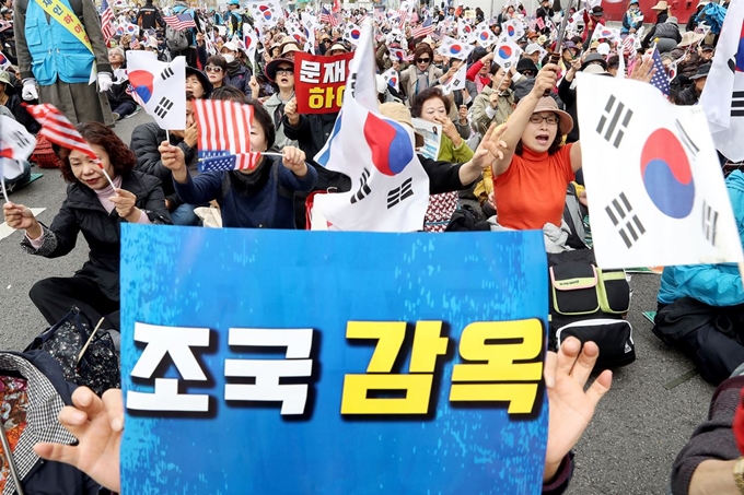 공수처 반대와 조국 전 법무부 장관의 수사를 촉구하는 시민들이 2일 오후 서울 종로구 광화문 교보빌딩 앞에서 문재인 하야 범국민투쟁본부 주최로 열린 집회에 참석해 손 피켓을 들고 있다. 뉴시스