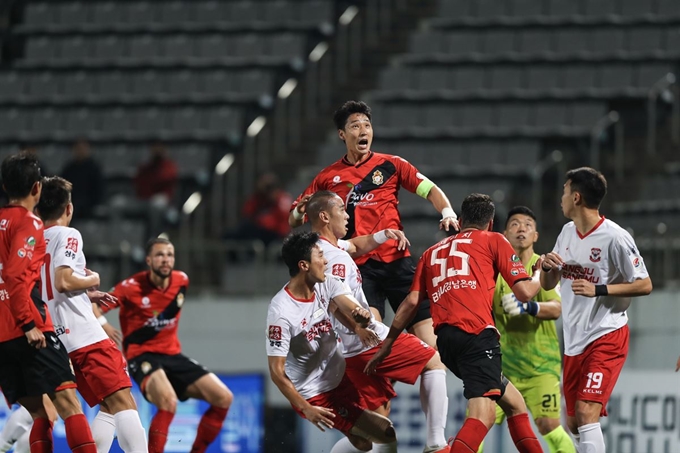 경남과 상주 선수들이 2일 경남 창원 축구센터에서 열린 K리그1 파이널B 36라운드 경기 코너킥 혼전 상황에서 몸싸움을 하고 있다. 한국프로축구연맹 제공