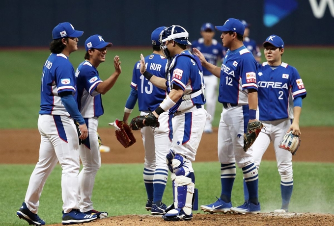 2일 오후 서울 구로구 고척스카이돔에서 열린 2019 세계야구소프트볼연맹(WBSC) '프리미어12' 대한민국과 푸에르토리코의 2차 평가전에서 5-0으로 승리한 야구대표팀 선수들이 마운드에 모여 하이파이브를 나누고 있다. 뉴스1