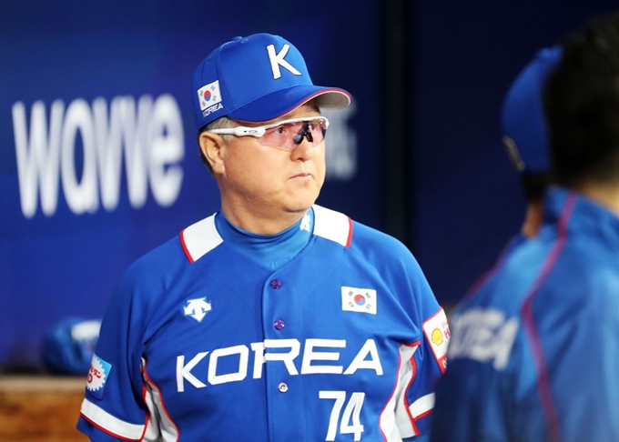 2일 오후 서울 구로구 고척스카이돔에서 열린 '2019 WBSC 프리미어 12' 대한민국과 푸에르토리코와의 평가전 2차전에 앞서 김경문 대표팀 감독이 생각에 잠겨있다. 뉴시스