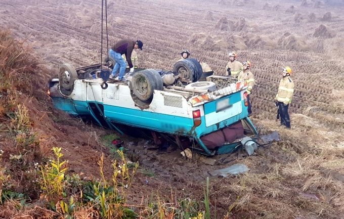 3일 오전 5시57분쯤 전북 고창군 대산면 한 도로에서 25인승 미니버스가 도로변 논으로 추락해 소방당국이 현장을 수습하고 있다. 전북소방본부 제공.