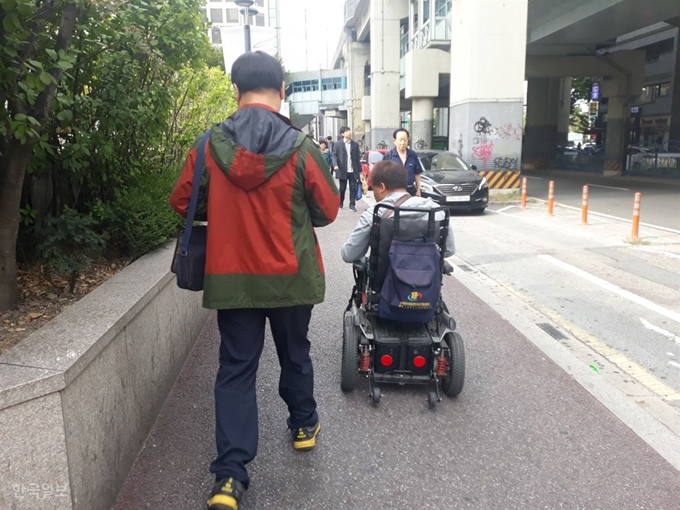 지난달 23일 배재현씨가 휠체어를 충전하기 위해 서울지하철 4호선 노원역 밖으로 나와 7호선 노원역으로 이동하고 있다. 손성원 기자