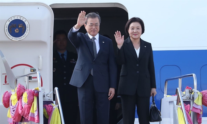 문재인 대통령과 김정숙 여사가 3일 오후 태국 돈무앙 공항에 도착한 공군1호기에서 환영객들에게 손을 흔들고 있다. 문 대통령은 2박 3일 동안 방콕에 머무르며 '아세안+3 정상회의' 등에 참석한다. 방콕=연합뉴스