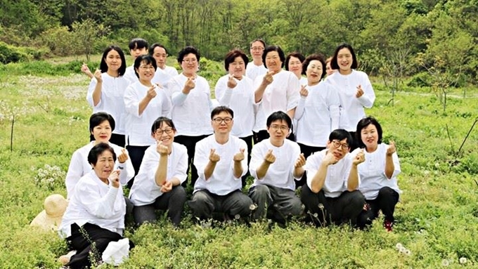 전북 정읍시 칠보면 축현리 싸리재 마을기업 ‘콩사랑’ 직원들이 단체촬영을 하며 활짝 웃고 있다. 정읍시 제공