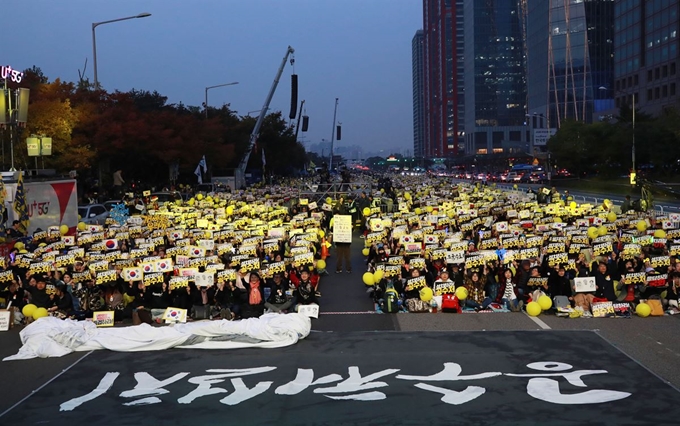 지난 2일 오후 서울 여의도공원 옆 여의대로에서 열린 '사법적폐청산을 위한 제12차 검찰개혁촛불문화제' 참가자들이 공수처 설치와 검찰개혁 법안 통과를 외치고 있다. 연합뉴스