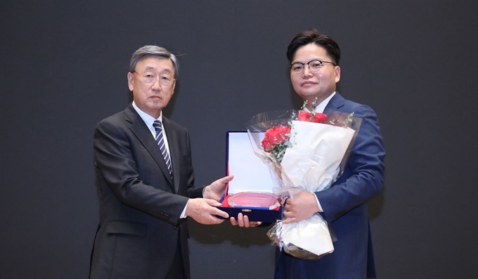 2019 두산연강외과학술상 시상식에서 박용현(왼쪽) 두산연강재단 이사장과 수상자인 오흥권 분당서울대병원 부교수가 기념촬영을 하고 있다. 두산연강재단 제공