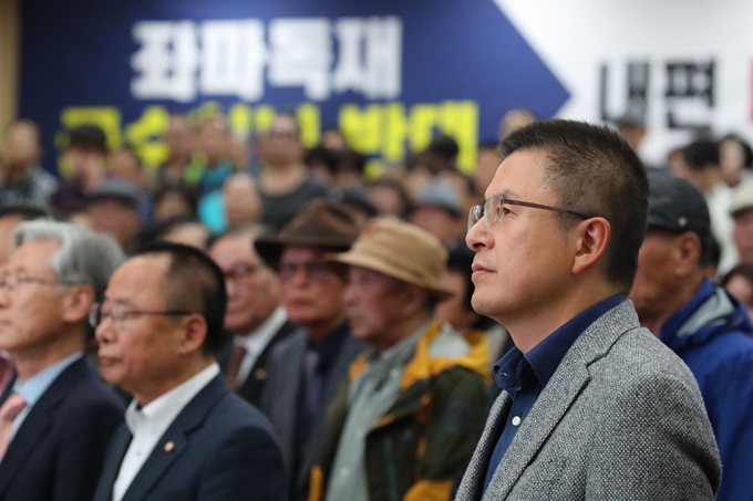 황교안(오른쪽) 자유한국당 대표가 2일 마산합포구청 대강당에서 열린 한국당 '공수처법 저지 및 국회의원 정수 축소 촉구 좌파독재 실정 보고대회'에서 참석해 있다. 자유한국당 제공