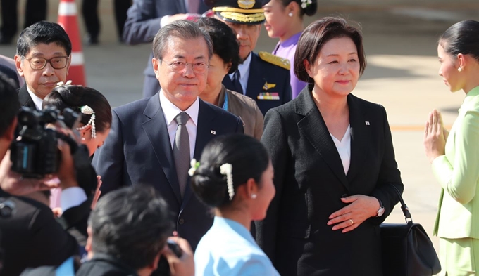 문재인 대통령과 김정숙 여사가 3일 오후 태국 돈무앙 공항에 도착한 공군1호기에서 내려 차량으로 이동하고 있다. 문 대통령은 2박 3일 간 방콕에 머무르며 '아세안(ASEAN)+3(한중일) 정상회의' 등 일정을 소화한다. 방콕=연합뉴스