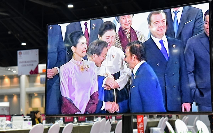 3일 오후 아세안정상회의 갈라 만찬에 앞서 이뤄진 단체 기념사진 촬영 중 문재인 대통령이 뒤로 돌아 문 대통령에게 인사를 하는 하사날 볼키아 브루나이 국왕과 악수를 나누며 인사하고 있다. 방콕=정민승 특파원