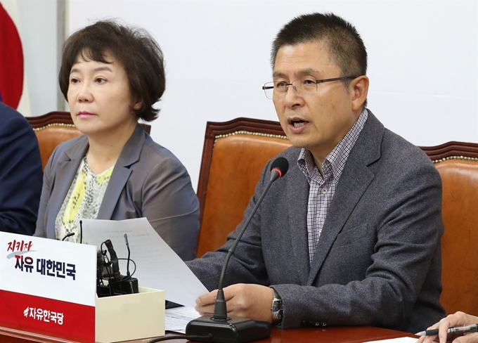 자유한국당 황교안 대표(오른쪽)가 4일 오전 국회에서 열린 최고위원회의에서 발언하고 있다. 연합뉴스