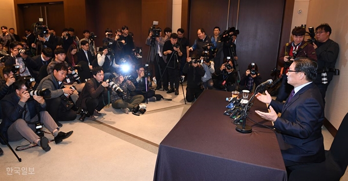 황교안 자유한국당 대표의 영입 발표 후 과거 '공관병 갑질 논란' 등이 재차 불거지며 영입이 막판에 무산된 박찬주 전 육군 대장이 4일 오전 서울 여의도 63빌딩 별관에서 기자회견을 하고 있다. 홍인기 기자