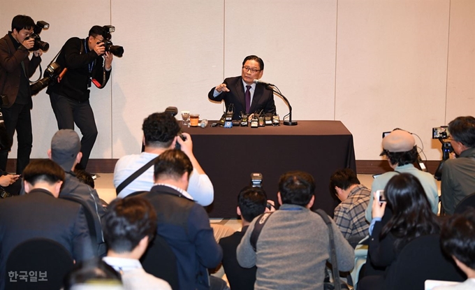 황교안 자유한국당 대표의 영입 발표 후 과거 '공관병 갑질 논란' 등이 재차 불거지며 영입이 막판에 무산된 박찬주 전 육군 대장이 4일 오전 서울 여의도 63빌딩 별관에서 기자회견을 하고 있다. 홍인기 기자