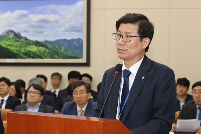 박두용 한국산업안전보건공단 이사장이 지난달 15일 국회에서 열린 환경노동위원회 국정감사에서 의원 질의에 답변하고 있다. 연합뉴스