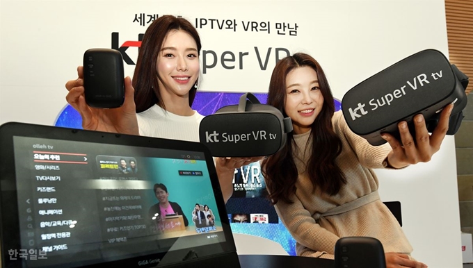 4일 오전 서울 광화문 KT스퀘어에서 열린 IPTV 혁신서비스 기자 간담회에서 3대 혁신 서비스를 선보이고 있다. KT는 세계 최초로 IPTV와 VR를 접목시킨 '슈퍼 VR tv', 초소형 무선 셋톱박스 'UHD 4', 나를 위한 콘텐츠 추천 'AI 큐레이션'을 공개했다. 배우한 기자