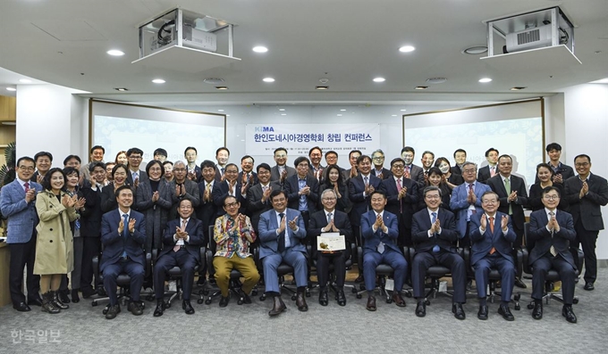 [저작권 한국일보] 4일 오후 서울 서초구 가톨릭대 성의교정 대회의실에서 열린 ‘한ㆍ인도네시아경영학회 창립 컨퍼런스’에서 헤르마왕 카타자야(앞줄 왼쪽에서 세 번째) 세계마케팅협회 회장과 우마르 하디(왼쪽에서 네 번째) 주한 인도네시아 대사 등 참가자들이 행사를 마친 뒤 박수를 치고 있다. 이한호 기자