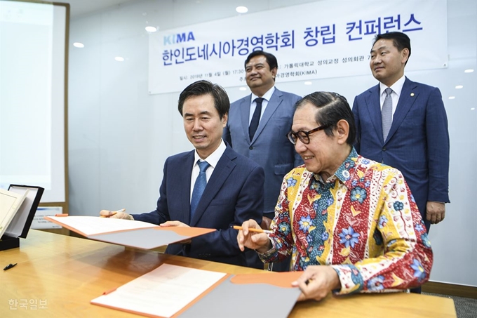 [저작권 한국일보] 4일 오후 서울 서초구 가톨릭대학교 성의교정 성의회관 대회의실에서 열린 ‘한ㆍ인도네시아경영학회 창립 컨퍼런스’에서 김기찬(앞줄 왼쪽) 학회장, 헤라마왕 카타자야(앞줄 오른쪽) 세계마케팅협회 회장, 우마르 하디(뒷줄 왼쪽) 주한 인도네시아 대사, 김관영(뒷줄 오른쪽) 국회의원이 한ㆍ인도네시아 상호협력 양해각서(MOU)를 체결하고 있다. 이한호 기자