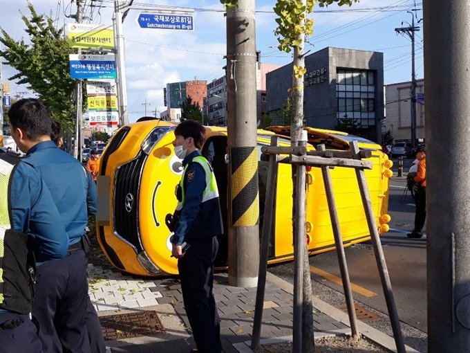 출동한 경찰관 등이 대구 서구 한 도로에서 태권도장 승합차 사고를 수습하고 있다. 대구소방안전본부 제공