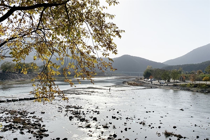 줄배와 징검다리로 강을 건널 때마다 아우라지는 색다른 풍경을 보여 준다.