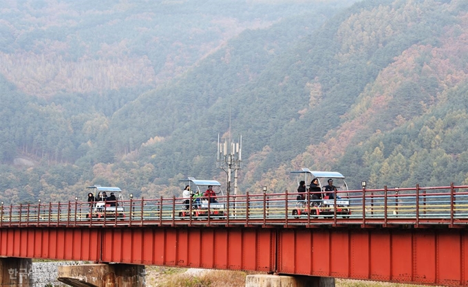 구절리역에서 레일바이크를 탄 여행객이 아우라지역으로 달리고 있다.