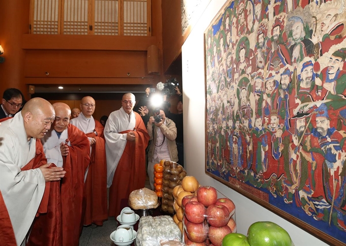 5일 오전 서울 종로구 불교역사문화기념관에서 열린 '부산 범어사 신중도 환수 고불식'에서 조계종 총무원장 원행스님(왼쪽부터)과 범어사 주지 경선스님이 신중도를 보며 합장하고 있다. 연합뉴스