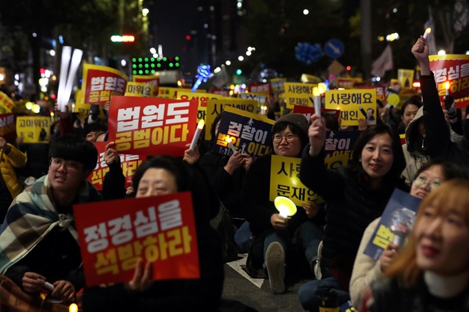 온라인 커뮤니티 루리웹 회원들로 구성된 '북유게 사람들' 회원과 시민 등이 26일 서울 서초구 서초역 인근에서 검찰 규탄 촛불집회를 열고 있다. 뉴시스