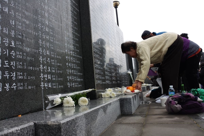 [저작권 한국일보]제주국제대학교가 ‘제주 4ㆍ3’을 폭동이라고 표현하는 등 4ㆍ3을 폄훼한 이명희 공주대학교 역사교육과 교수를 이사로 내정해 파문이 일고 있다. 사진은 제주4ㆍ3평화공원에서 유족들이 제를 지내고 있는 모습. 김영헌 기자.