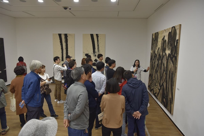 [한국일보 저작권]2018 전남국제수묵비엔날레 목포관에서는 관람객에게 수묵작품을 설명 하고 있다.