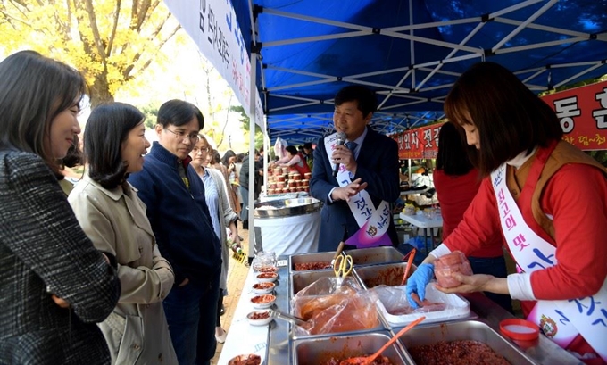 황명선(가운데) 논산시장이 5일 국회도서관 앞마당에서 강경젓갈을 홍보하고 있다. 논산시 제공